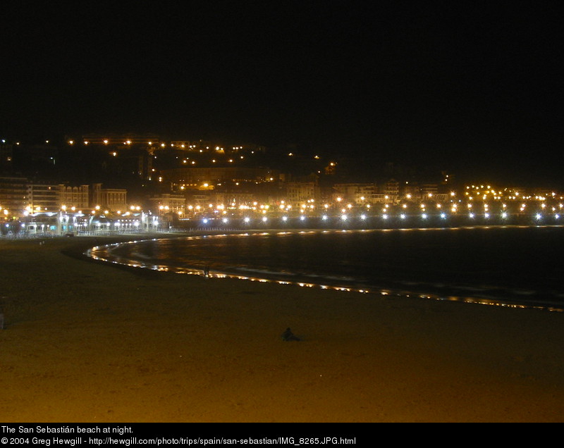 The San Sebastián beach at night.